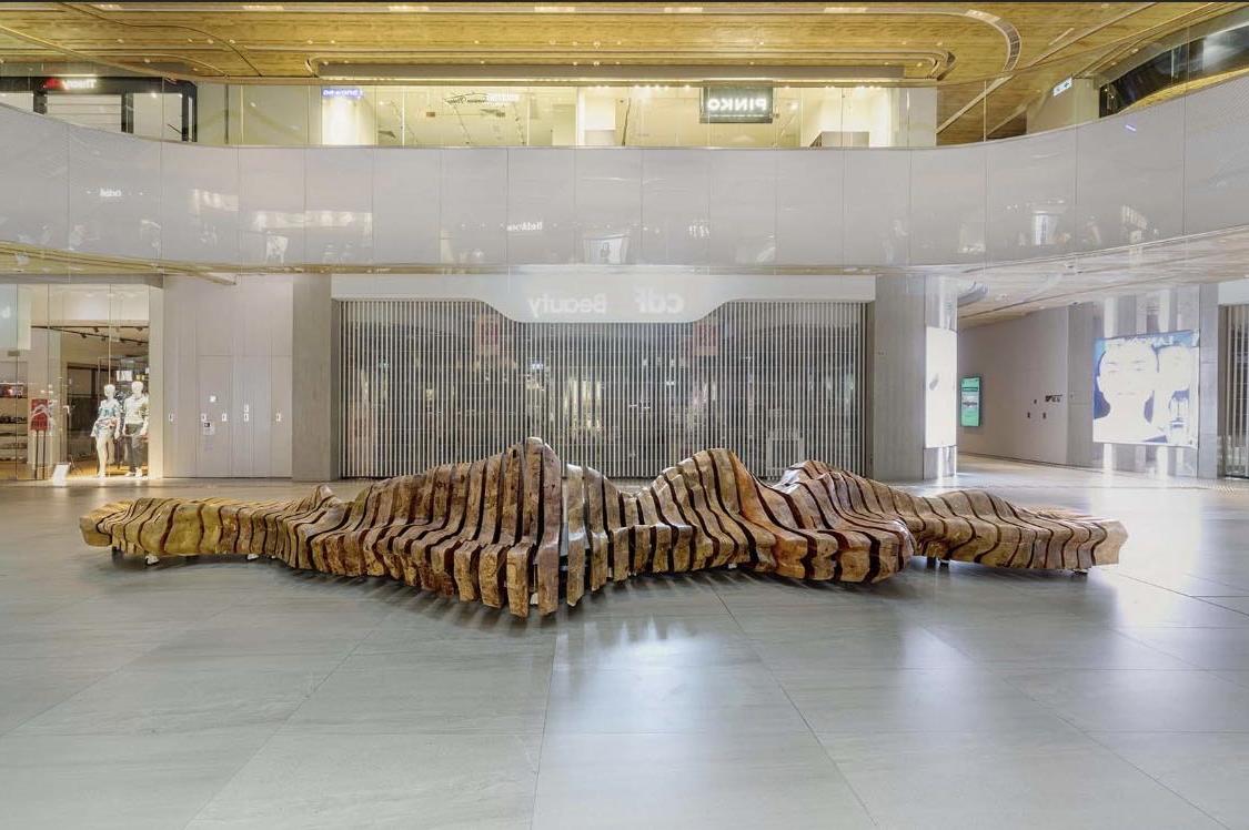 香港設計師黃卓健先生的又一採用炭化木的藝術展品， 安裝地點為香港的 City Gate 購物商場。